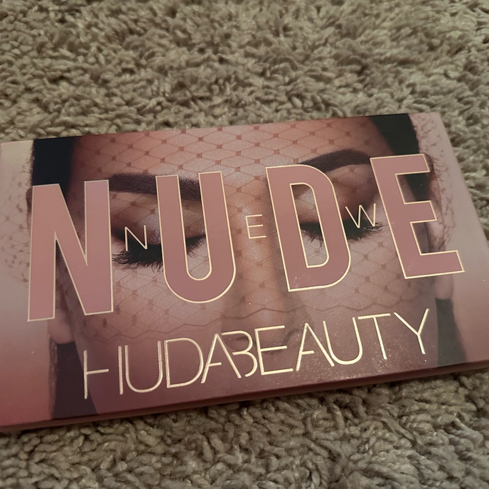 Huda Beauty eyeshadow palette